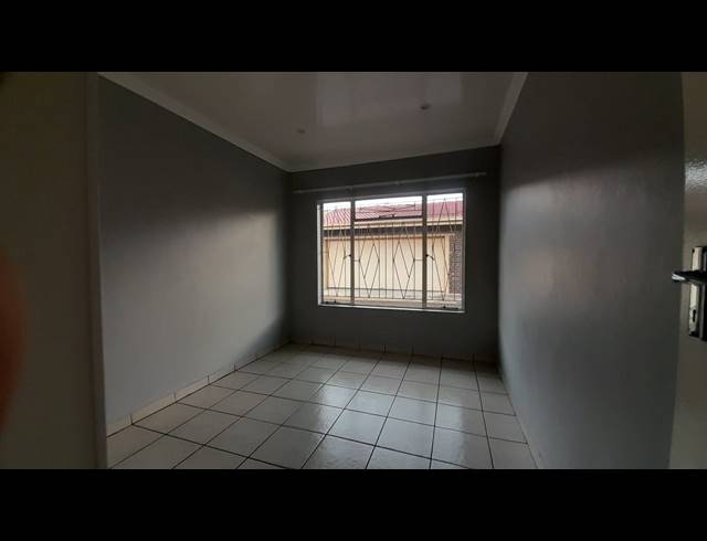 2 BEDROOM TOWNHOUSE TO LET IN THREE RIVERS